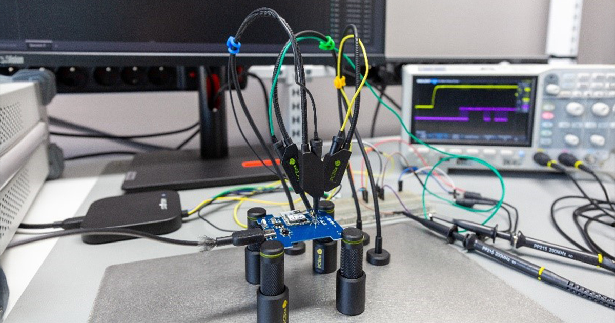 Das Foto zeigt einen Laboraufbau zum Testen einer Elektronikkarte